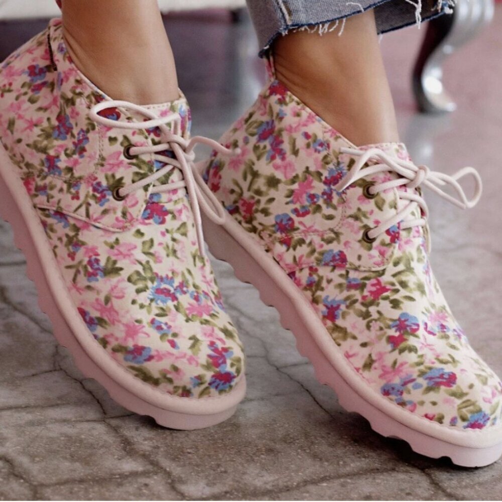 Bearpaw Skye chukka booties ivory pink floral lace-up Sz 9